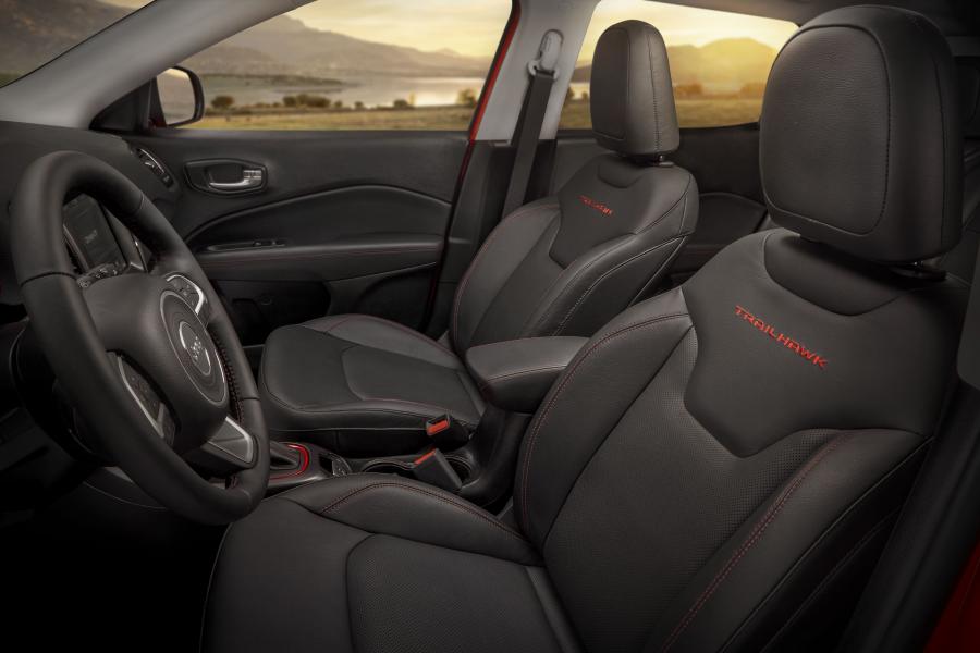 Интерьер Jeep Compass Trailhawk 2017 года  (NA) (фото 31 из 51)